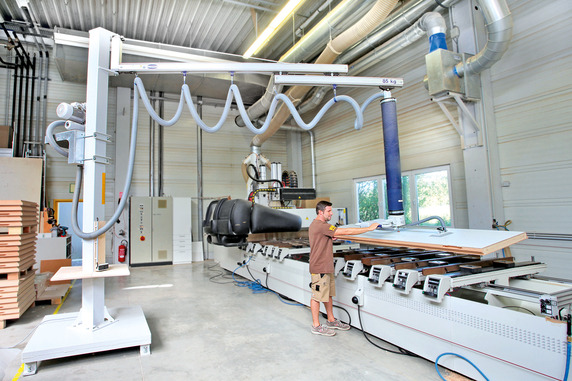 The telescopic arm facilitates the loading of CNC machines by extending the boom by 1m. © Schmalz