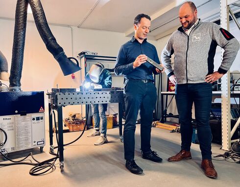 Teka-Geschäftsführer Simon Telöken (rechts) ist begeistert von Joris Bijkerks in Bocholt neu gegründetem Makerspace. © Teka