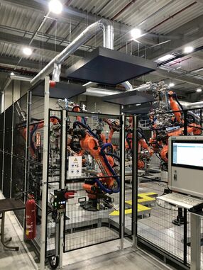 For a production of 1,000 components per day, 11 extraction hoods measuring 2.5 m x 2 m and 3 m x 4 m ensure healthy room air during robot welding. © Teka