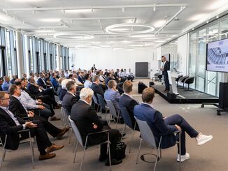 Michael Möller, Managing Director of the Business Group and Sales Division, welcomes the participants to the Wiforum. © Wikus Photo: Heiko Meyer