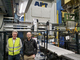 AP&T machte die 20 Jahre alte Produktionsanlage von Shiloh mit einer neuen Steuerung zukunftsfähig. Im Vordergrund Magnus Svenningsson, Director of Aftermarket Services bei AP&T, und Joakim Lennartsson, Werksleiter von Shiloh in Olofström. © AP&T