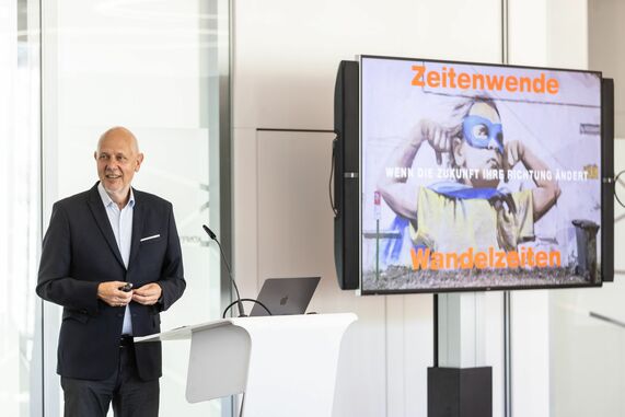 The importance of an optimistic view of the future was explained by trend and futurologist Matthias Horx in his keynote address right at the beginning of the industry meeting. © Photo: Heiko Meyer