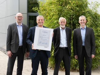 Franck Hirschmann (key account manager), Albert Reiss (managing partner), Hans-Peter Pflüger (former senior employee), Harald Kohl (project manager) have received the "Supplier of the Year 2022" award from Kirchhoff Automotive. © Arku