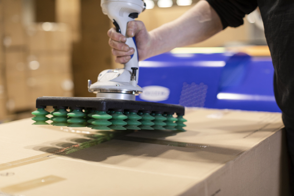 With the multi-gripper, the user safely handles cartons of different sizes and qualities. © Schmalz