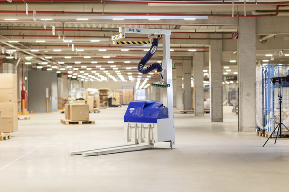 Optimal also for low ceiling heights: The lifting column of the JumboFlex Picker is electrically adjustable in height. © Schmalz