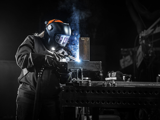 The Zeta welding helmet's auto-darkening welding filter has a large viewing area and the Zeta grinding helmet's visor provides 180° horizontal visibility. © Kemppi