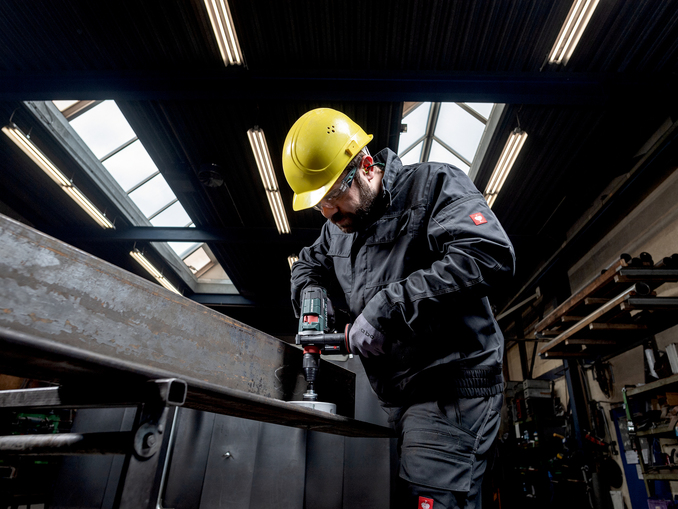 The new cordless drill/driver from Metabo are extremely powerful and therefore the perfect machines for locksmiths and metalworkers. The BS 18 LTX-3 BL Q I Metal, for example, manages thread cutting up to M16 and drilling up to 20 millimeters in diameter in metal. © Metabo