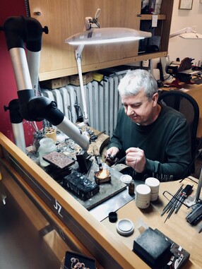 Master goldsmith Jochen Zimmer at work. The tube nozzle of the extractor can be adjusted in any desired direction and can be placed close to the extraction point. © Teka