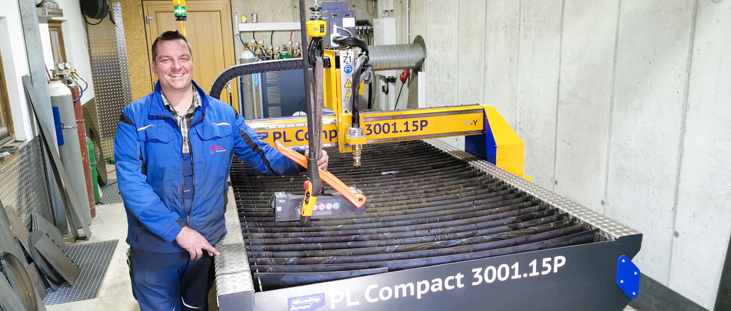 Josef Schiller, owner of a forge and metal construction company in Upper Bavaria, invested in his own cutting system for the first time. Since its launch in March 2022, it has benefited from the PL Compact 2D plasma cutting system. "The plant runs almost every day and is really efficient. For us, it's a perfect fit." © MicroStep Europe