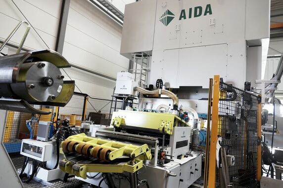 The second Aida servo press with decoiler, straightener, waste sheet removal as well as oiling millutensil. Both presses are now working to capacity in two shifts each and are producing reliably and stably with high quality. © Pergler Media