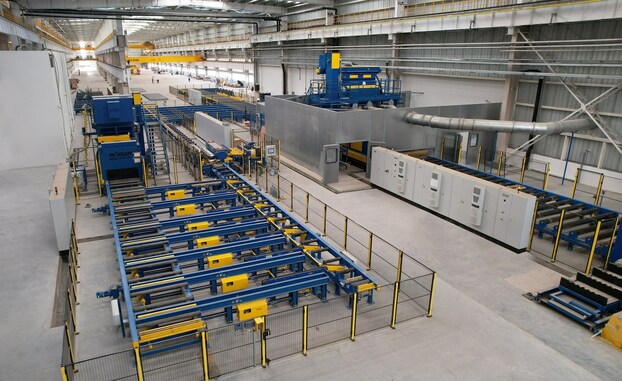 The two-line preservation solution, which is around 180 meters long, consists of a sheet metal line (main line) into which the parts from the profile line are fed. In addition, straightening equipment for the sheets and profiles, a fully automated painting system and a thermal afterburner are integrated. All plant components are integrated into the higher-level production system of CMCS. Machining is performed at a feed rate of 5 meters per minute. © Rösler Surface Technology