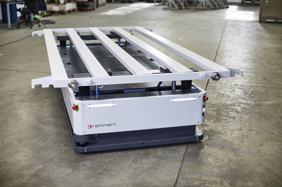 The Remmert AGV is optimized for picking up and autonomously transporting sheet metal plates up to 3.5 t. © Remmert