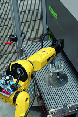 Faster straightening: Kohler Peak Performer parts leveler with robot for automated parts handling © Kohler