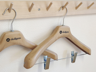 Ekoligens is the first company in the world to mass-produce 3D-shaped hangers made from sustainably sourced cellulose. © Ekoligens