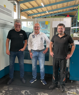 Von links nach rechts: Thorsten Pelz (Inhaber von SteelDesign), Thomas Reith (Mitarbeiter von Kurt Allert GmbH & Co KG, Thomas Beilborn (Produktionsleiter von SteelDesign) © Kurt Allert GmbH