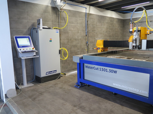 To build prototypes and implement quick ideas in the field of gyroplane construction or for the production of food waste drainage systems, SBM invested in the WaterCut series for 2D machining on a work surface of 3,000 x 1,500 mm. © MicroStep Europe