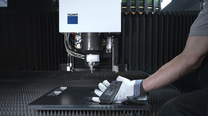 The patented cutting unit of the TruLaser Series 5000 from Trumpf cuts components up to three times faster with the new 24 KW laser. © Trumpf