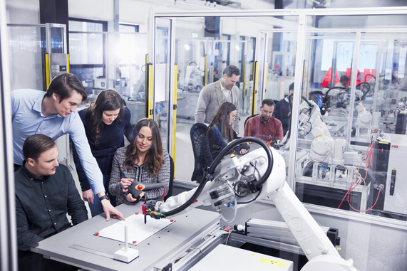 ABB erweitert sein globales Bildungsprogramm aus über 100 Hochschulen mit der Eröffnung neuer Schulungseinrichtungen für Robotik und Automation und bildet jährlich über 30.000 Studenten und Auszubildende aus. © ABB