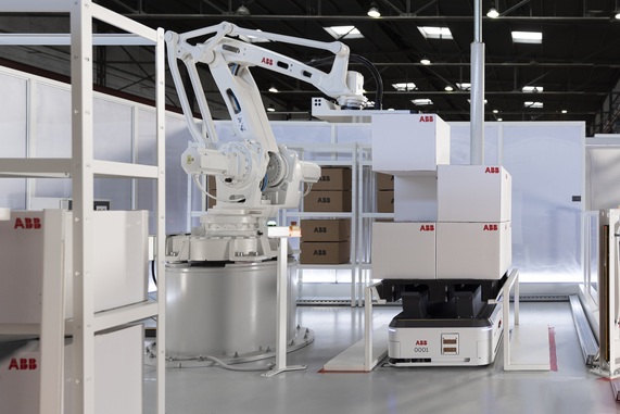 ABB offers a complete portfolio of machine automation, robotics and AMR solutions. © ABB