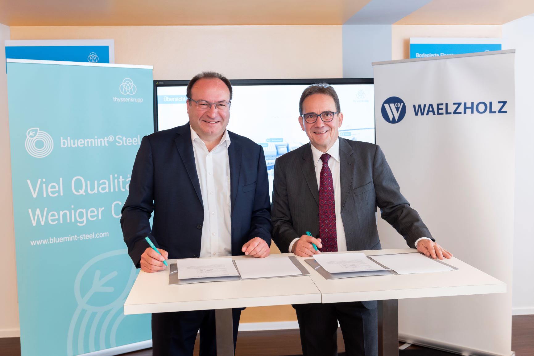 Thyssenkrupp Steel and Waelzholz sign letter of intent (from left to right): André Matusczyk (Chairman of the Executive Board, Thyssenkrupp Hohenlimburg), Dr. Matthias Gierse (Managing Director Sales and Purchasing, C.D. Waelzholz) © Thyssenkrupp