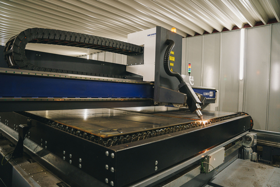Die Lasermaschine Element 400 L punktet mit hoher Dynamik, neuester Lasertechnologie und der Fähigkeit, XXL-Bleche wirtschaftlich zu bearbeiten. © Messer Cutting Systems