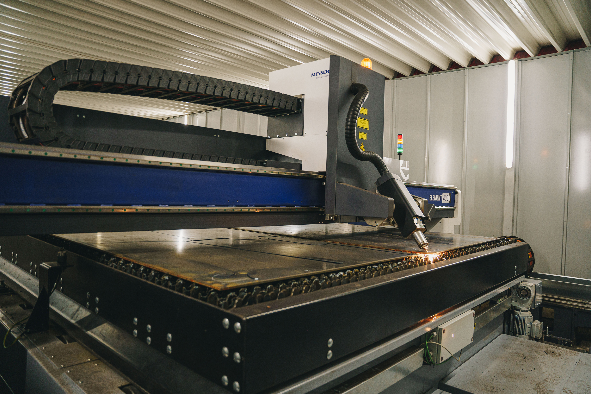 The Element 400 L laser machine scores with high dynamics, the latest laser technology and the ability to process XXL sheets economically. © Messer Cutting Systems