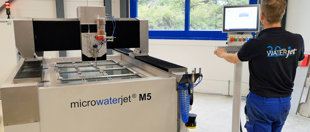 Die neue Mikro-Wasserstrahlschneidmaschine M5 von Waterjet kann Tafeln im Handelsformat 2.000 x 1.000 mm verarbeiten. © Klaus Vollrath