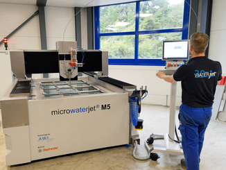 Die neue Mikro-Wasserstrahlschneidmaschine M5 von Waterjet kann Tafeln im Handelsformat 2.000 x 1.000 mm verarbeiten. © Klaus Vollrath