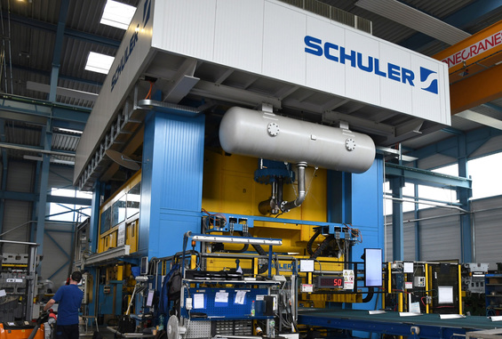 Auf einer Schuler-Presse, die bei 16.000 kN Presskraft und 7,3 m Tischlänge mit der Twinservo-Technologie arbeitet, werden die Längsträger für einen europäischen Hochvolumenhersteller gefertigt. © WMU