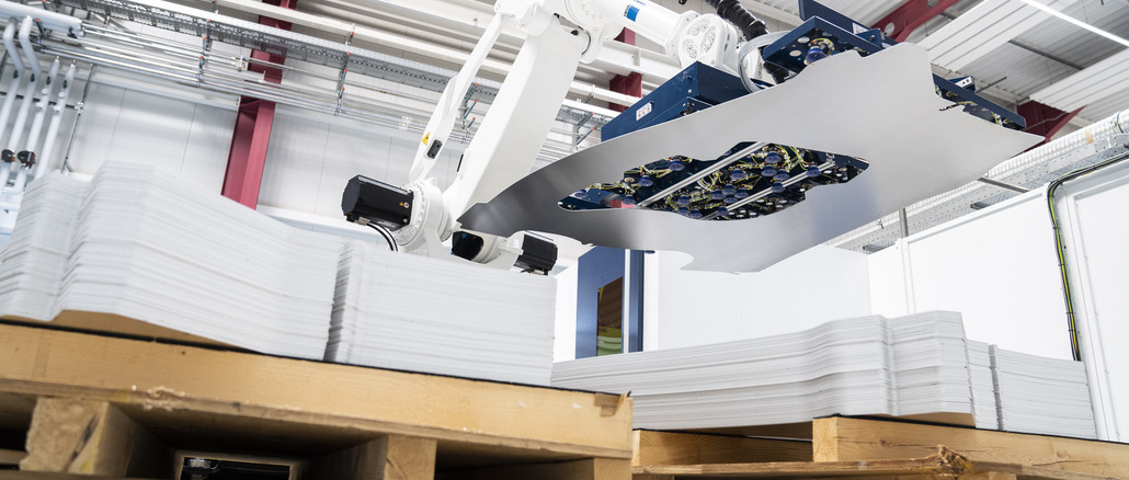Die neue Lösung fürs Laserblanking kann 25 Tonnen aufgerolltes Blech bis zur Sortierung der geschnittenen Blanks vollständig ohne menschliche Mitarbeit verarbeiten. © Fischer