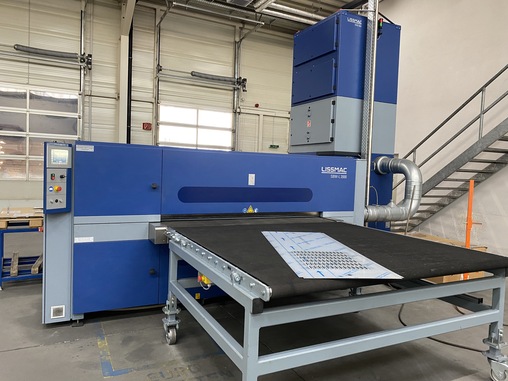 The double-sided grinding and deburring machine SBM - L 2000 G1S2 was purchased purely for stainless steel and aluminum operations. At Plersch, formats from 150 mm x 50 mm to 1700 mm x 2500 mm are processed on this machine. © Lissmac