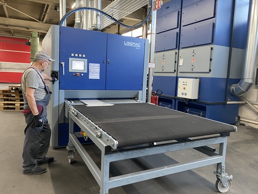 The acquisition of the third Lissmac plant, a single-sided SMD 545 RRR with a working width of 1350 mm, enables surface grinding to be realized. This plant was designed for stainless steel operation. © Lissmac