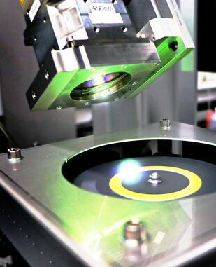 To generate high-power white light with more than 100,000 lumens at luminance levels of more than 1,000 cd/mm², a rotating ring of phosphor (phosphor wheel) is irradiated by a blue diode laser (450 nm wavelength). © Laserline