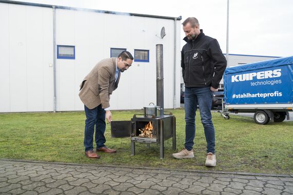 Full commitment to a good cause: Michael Kuipers, Managing Director of Kuipers technologies GmbH (left) and Markus Vähning from the aid organization 