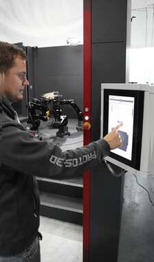 Mit dem Poly Robot Automated Fixture System, kurz PRAFS, wird das virtuelle Spannen in Kombination mit der ScanBox-Technologie von Carl Zeiss GOM Metrology automatisiert. Sechs Roboter bilden die Basis der vollflexiblen, programmierbaren Bauteilaufnahme. © Protos-3D
