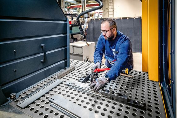 A further subdivision of the front work area (Space A) by means of a partition creates an additional workstation for three-station operation. While the robot welds, the operator can set up and reclamp. © Demmeler