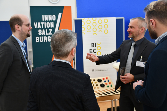 The trade exhibition of the 11th LLC provided an opportunity for exchange. © Landshut University of Applied Sciences