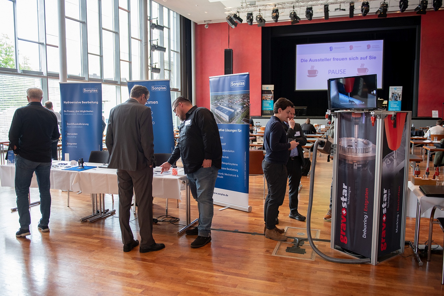 The accompanying exhibition offered the opportunity to deepen topics and discuss solutions for individual tasks directly with experts. © FairXperts GmbH & Co. KG
