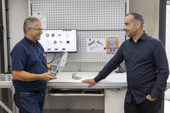 The Ivii smartdesk is already being used successfully at Rika: Ivii Managing Director Peter Stelzer (right) with Reinhard Trippacher (Purchasing/Production/Sales at Rika) © Ivii