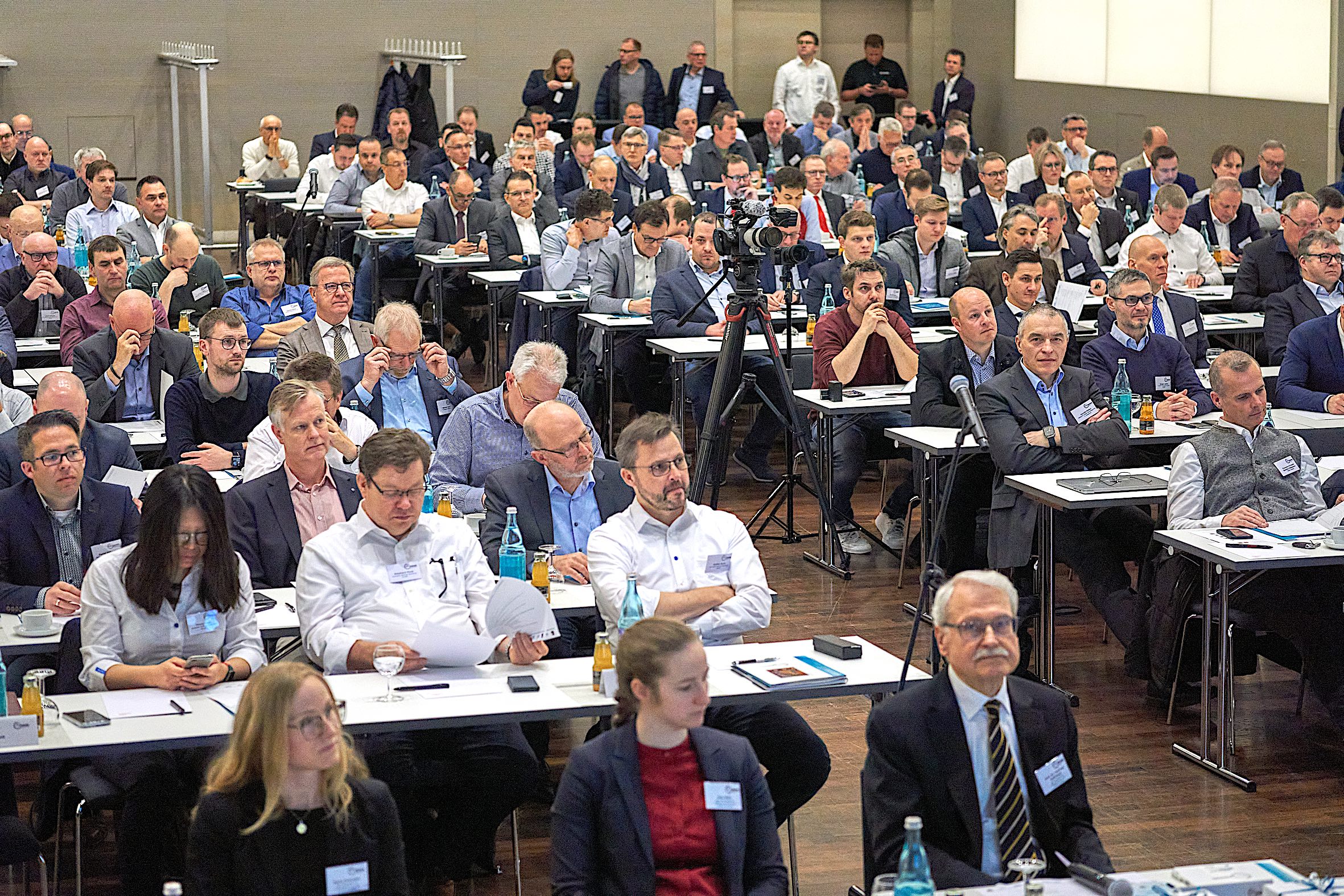 Around 250 domestic and foreign participants from production, development, design, research and teaching attended the intensive and lively industry meeting in the Westfalenhallen congress center. In the front, Professsor Dr. Hartnut Hoffmann, predecessor of Professor Dr. Wolfram Volk at TUM and former editor of bbr. © KIST