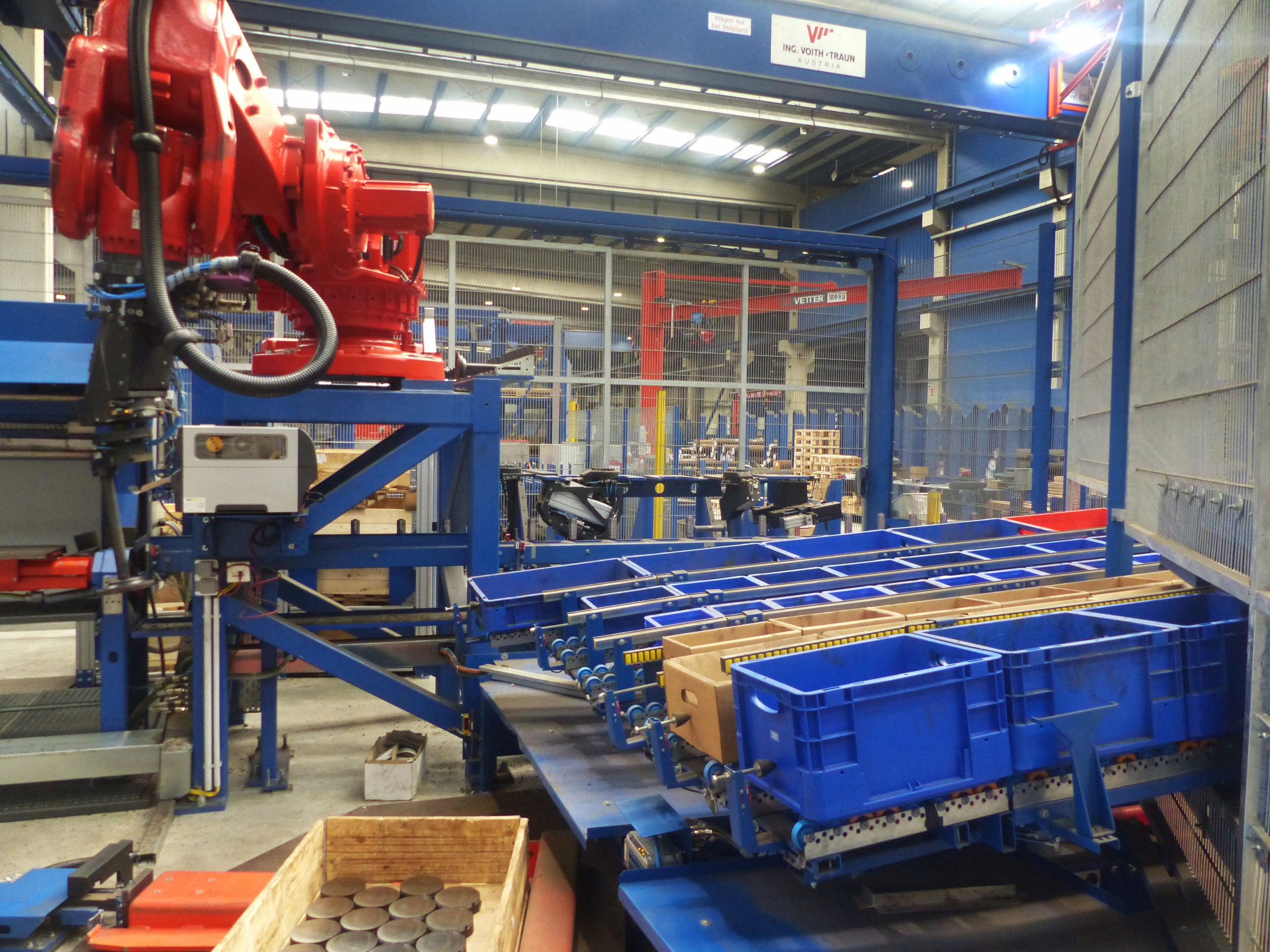 The robot at the saw loads the pallets automatically, and the employees then only take care of securing the load. ©Kasto