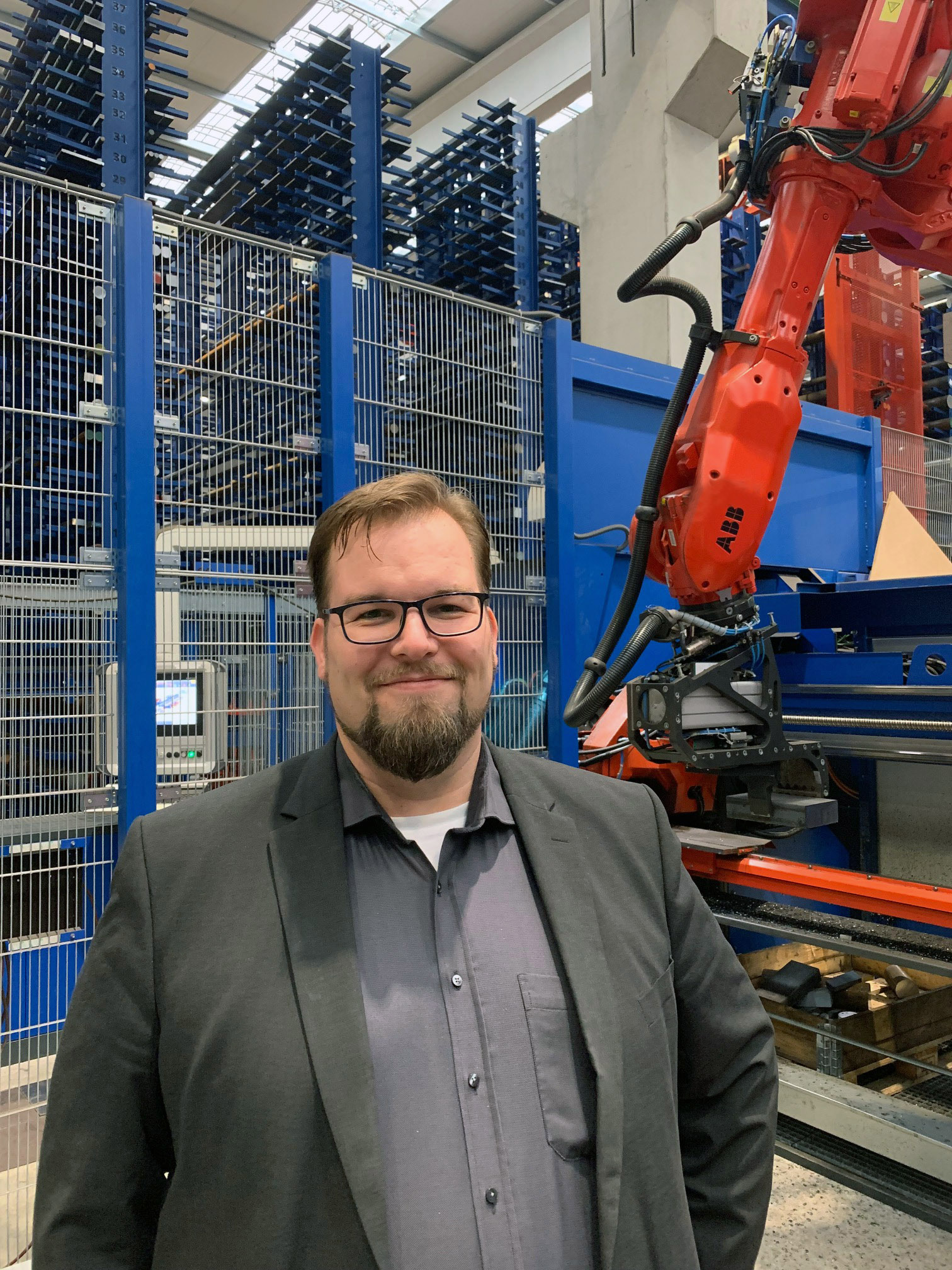 Marcel Finkernagel, Head of Administration and Organization at BIEBER + MARBURG, is enthusiastic about the KASTOcenter varioplus 4. The new sawing center consists of a seven-meter wide and nine-meter high warehouse with 1,500 compartments, a fully automatic production circular saw and a band saw. ©Kasto