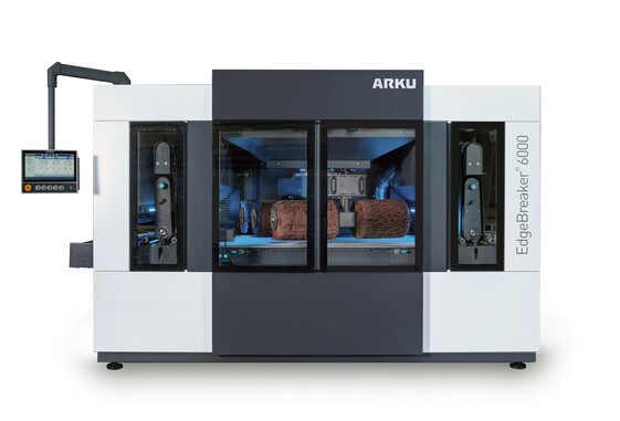 Ganz besonders flexibel arbeitet die Entgratmaschine EdgeBreaker® 6000, die ARKU speziell für Laserjobshops entwickelt hat. © Arku