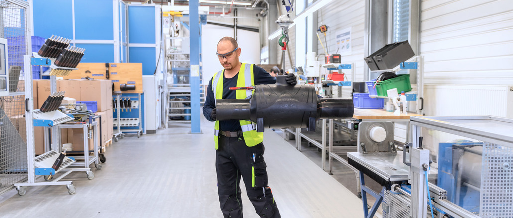 Der JumboFlex 50 erleichtert das Heben der bis zu 40 Kilogramm schweren Frialoc-Absperrarmatur vom Montagetisch in die Schweißvorrichtung. © J. Schmalz GmbH