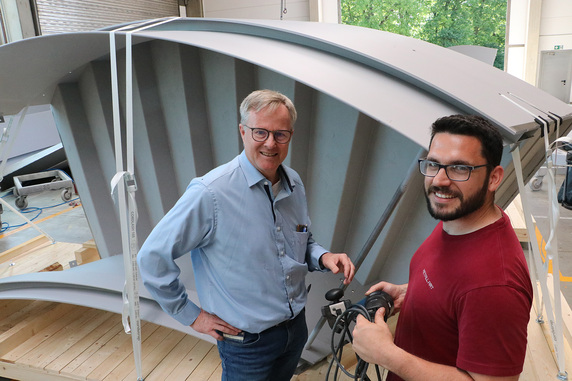 Andreas Wahsner, Geschäftsführer, und Giovanni Aiello, Werkleiter bei MetallArt Treppen, sind von den Trumpf Kantenformern überzeugt. © Trumpf