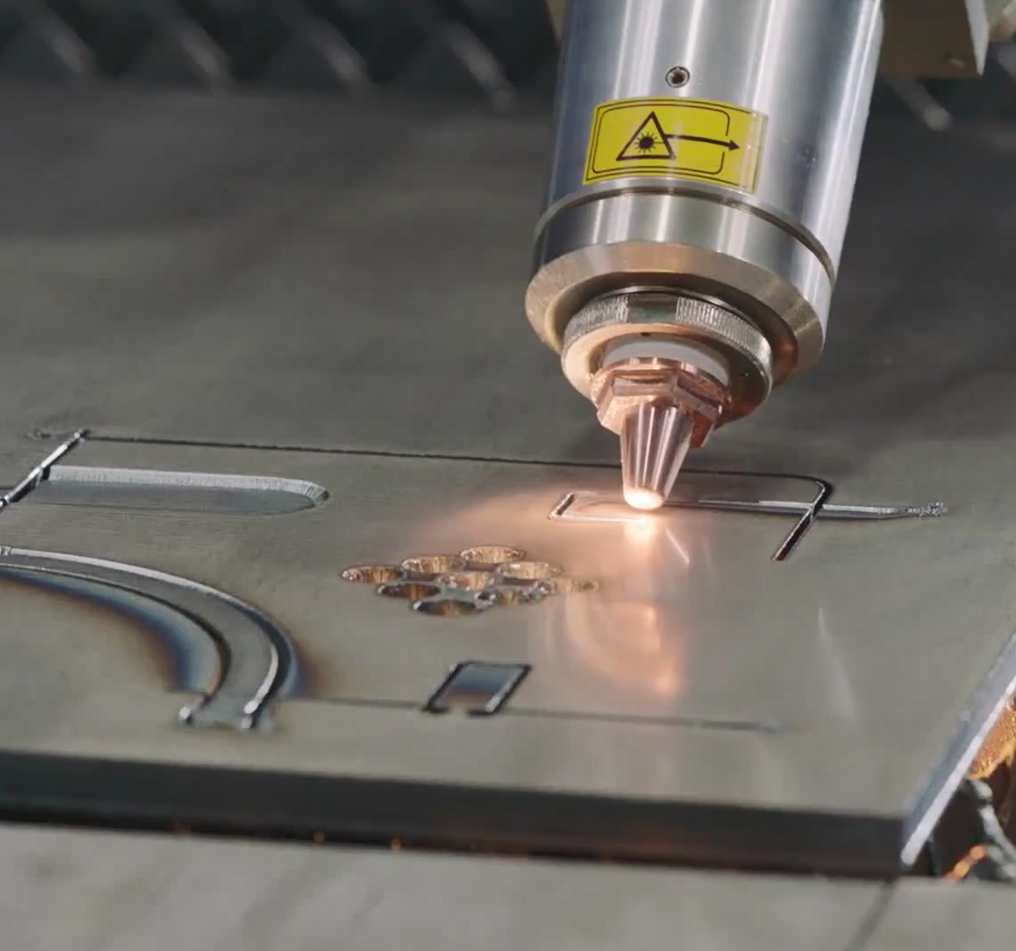 The new Bevel-U laser bevel unit enables the production of precise and repeatable bevel parts - a major advantage in edge preparation for automated robot welding. © Messer Cutting Systems