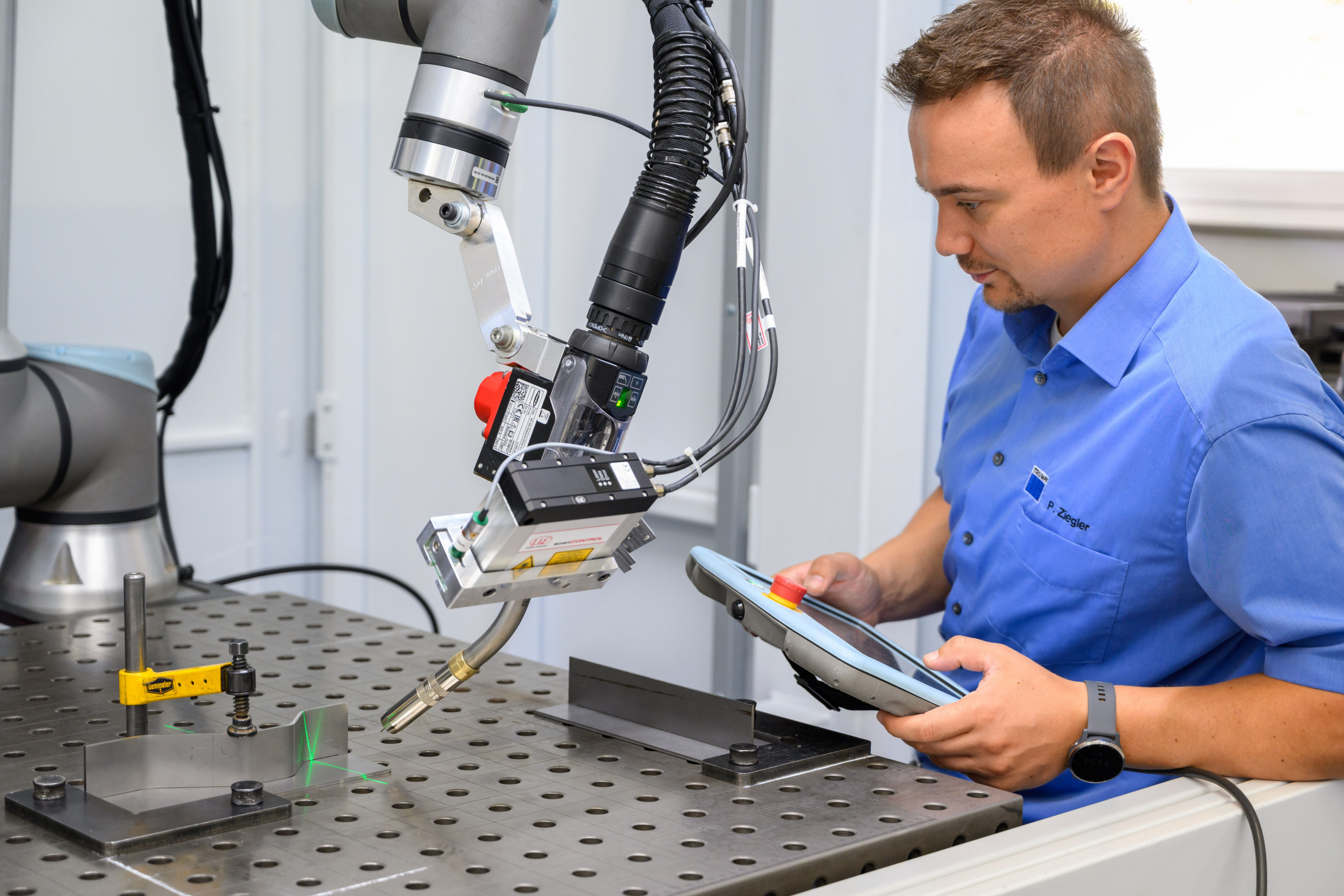 With Smart Seam Tracking, the welding robot can be programmed within seconds, even for complex components. This relieves employees and counteracts the shortage of skilled workers. © Trumpf (Photographer: Martin Stollberg)