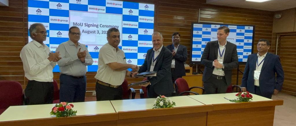 Marco Asquini und Shri Saumya Tokdar bekräftigen bei der feierlichen Unterzeichnung der Absichtserklärung in Ranchi das gemeinschaftliche Engagement von SMS group und SAIL zur Dekarbonisierung der indischen Stahlindustrie. © SMS Group