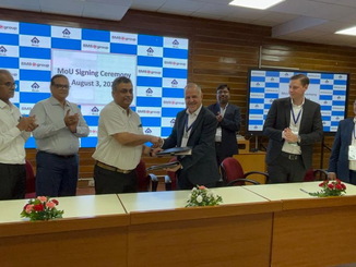 Marco Asquini und Shri Saumya Tokdar bekräftigen bei der feierlichen Unterzeichnung der Absichtserklärung in Ranchi das gemeinschaftliche Engagement von SMS group und SAIL zur Dekarbonisierung der indischen Stahlindustrie. © SMS Group