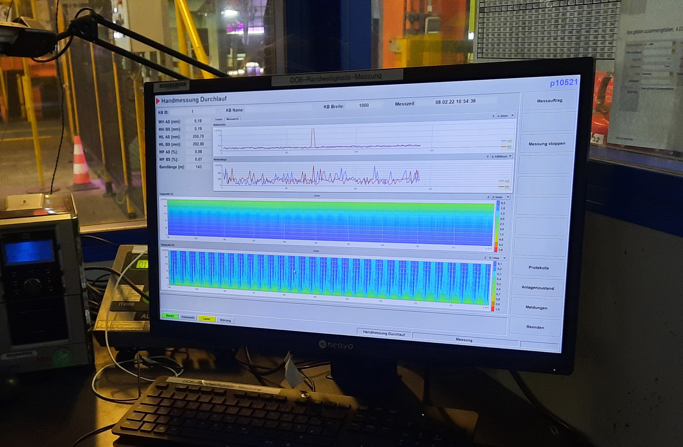 Immediately after the measuring process, the profile of the strip and the results of the evaluation of the wavenumber are graphically displayed on the operator monitor. © nokra